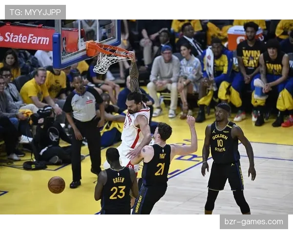 申京挡拆后制造错位提升篮下效率，主导球队内线攻防节奏