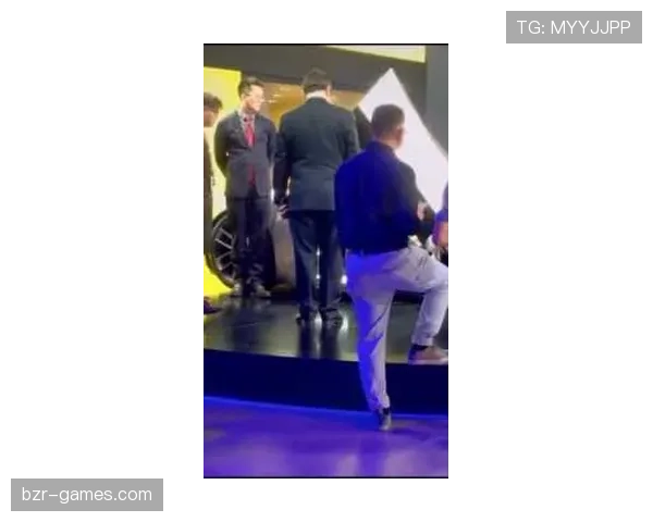 邢傲伟下了场穿拖鞋坐豪车那画面太违和，生活和赛场像换了两个人